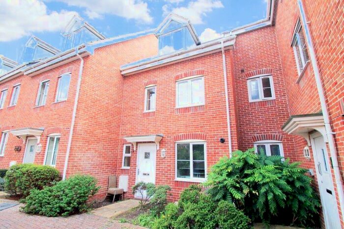 4 Bedroom Town House To Rent In Chichester, PO19