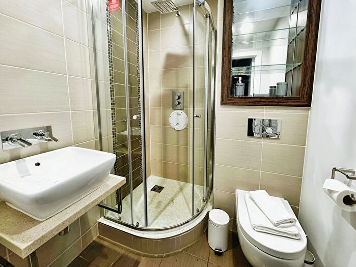 2 Bedroom Flat To Rent In Crown Point Road, Hunslet, Leeds, West Yorkshire, LS10