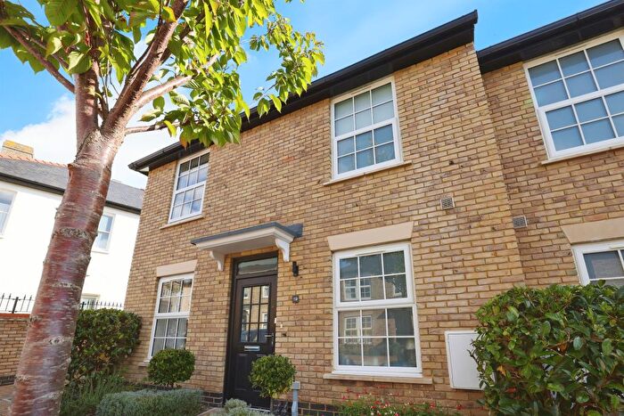 3 Bedroom Semi-Detached House For Sale In Barker Close, Salisbury, SP2