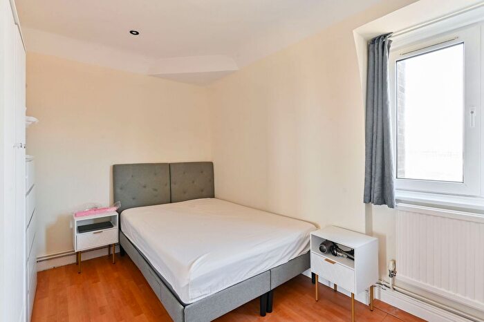 3 Bedroom Flat To Rent In Wandsworth Road, Clapham, London, SW8