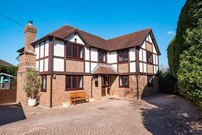 4 Bedroom Detached House For Sale In Moulsham Copse Lane, Yateley, Hampshire, GU46