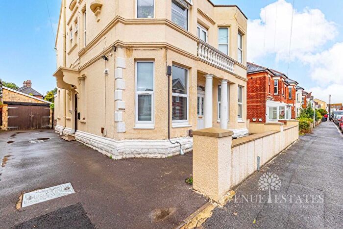2 Bedroom Flat For Sale In Rosebery Road, Bournemouth, Dorset, BH5