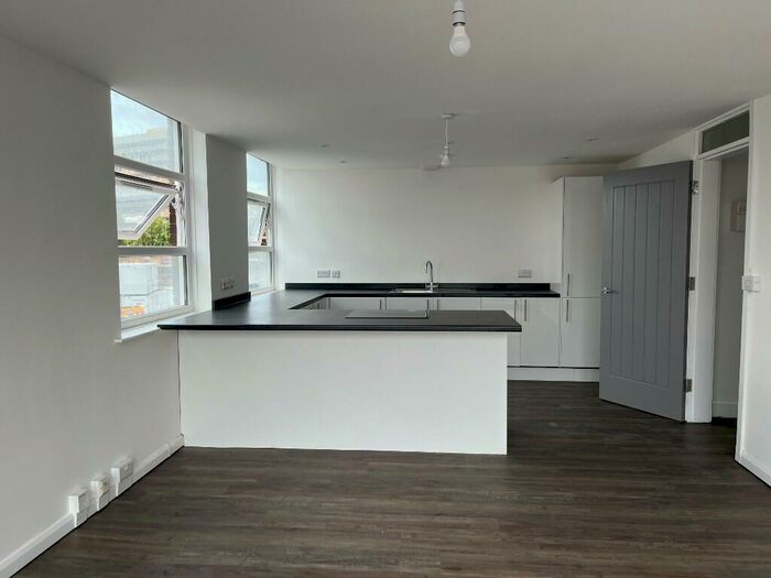 2 Bedroom Flat To Rent In Oldham Road, Manchester, Greater Manchester, M40