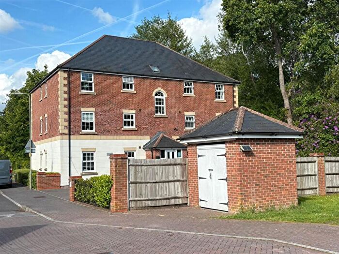 2 Bedroom Flat For Sale In Harrow Road, Fleet, GU51
