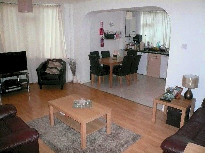 3 Bedroom Flat To Rent In Carr Manor Crescent, Moortown, Leeds, LS17
