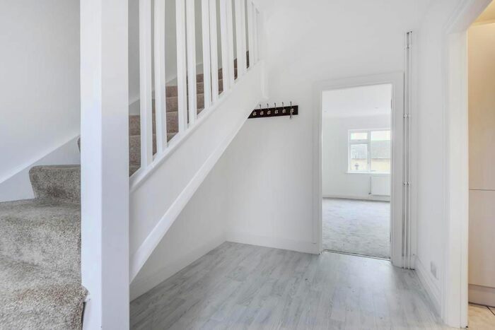 3 Bedroom Flat To Rent In Stoneleigh, Surrey KT19