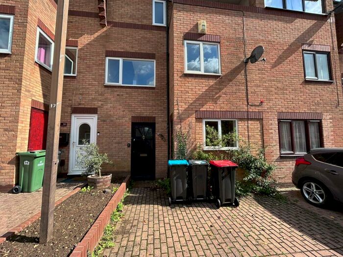 4 Bedroom Town House To Rent In Shackleton Place, Oldbrook, MK6