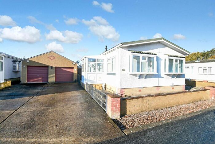 2 Bedroom Bungalow For Sale In Parklands Mobile Homes, Scunthorpe, DN17
