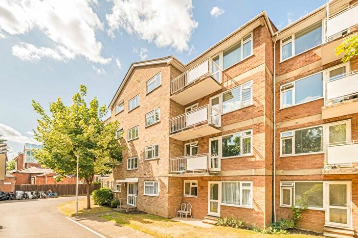 1 Bedroom Flat To Rent In Elton Close, Hampton Wick, KT1