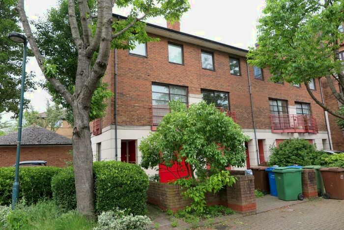 Detached House To Rent In Plover Way, Surrey Quays, SE16