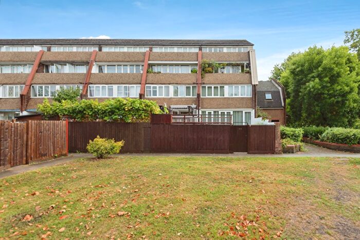 3 Bedroom Flat For Sale In Distillery Walk, Brentford, TW8