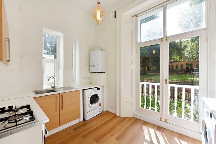 2 Bedroom Flat To Rent In Rosslyn Hill, Hampstead, NW3