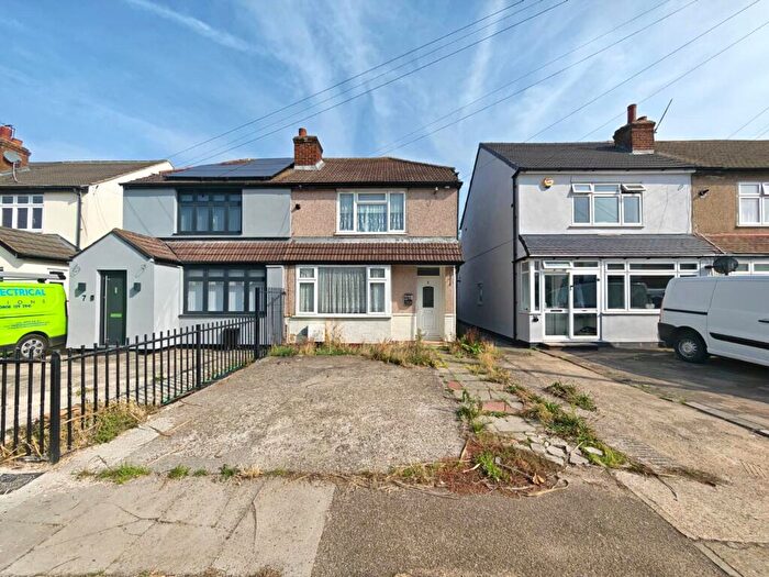 3 Bedroom House To Rent In Beechwood Gardens, Rainham, RM13