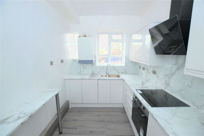 3 Bedroom Flat To Rent In Clapham Road, London, SW9