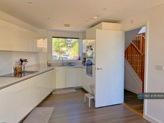 3 Bedroom Flat To Rent In Hobson Road, Trumpington, Cambridge, CB2