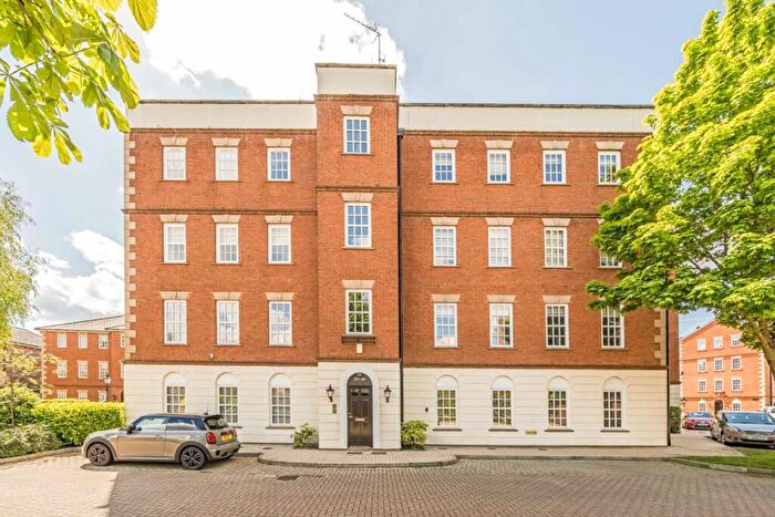 2 Bedroom Flat For Sale In Queens Reach, Hampton, KT8