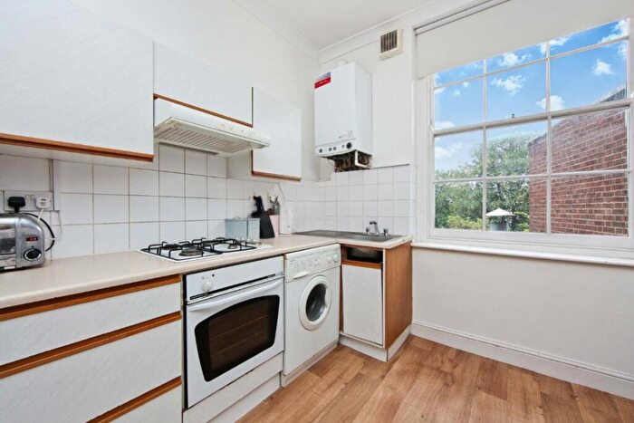 Flat To Rent In Hemingford Road, Barnsbury, N1