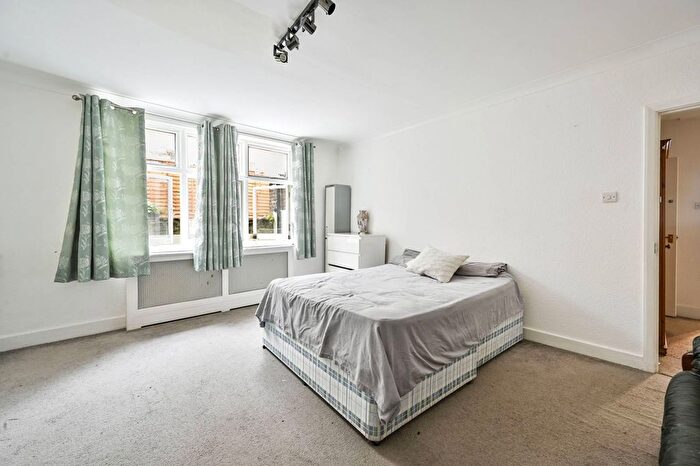 2 Bedroom Flat To Rent In Warwick Gardens, Kensington, London, W14