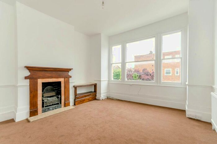 3 Bedroom Flat To Rent In Oakhill Road, East Putney, London, SW15
