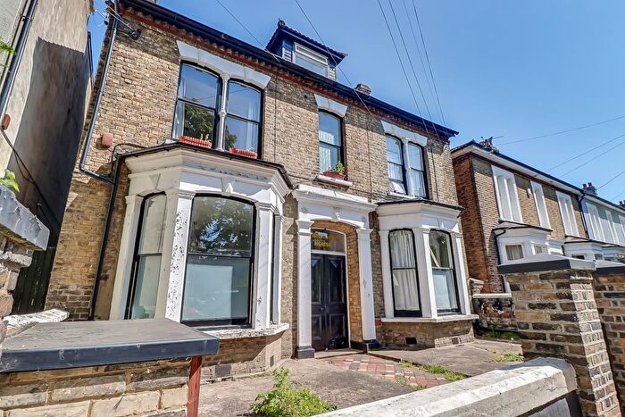 1 Bedroom Flat For Sale In Park Road, Westcliff-On-Sea, Essex, SS0