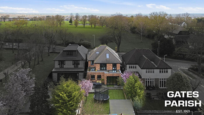 5 Bedroom Detached House For Sale In Hall Lane, Upminster, RM14