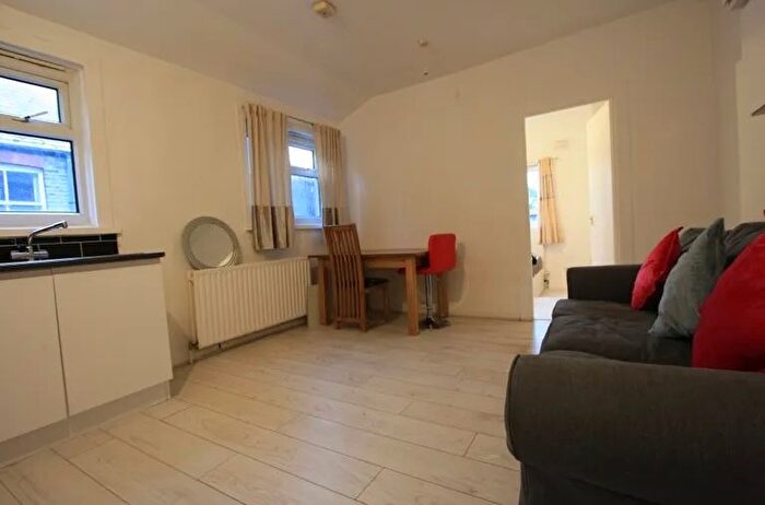 1 Bedroom Flat To Rent In Dunraven Road, Shepherds Bush, W12