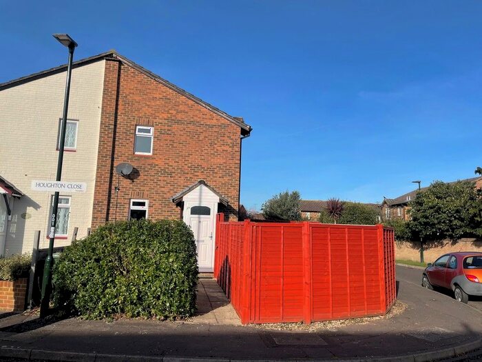 1 Bedroom Semi-Detached House To Rent In Houghton Close, Hampton, TW12