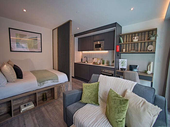 Apartment To Rent In Apt, Live Oasis St Albans Place #, LS2