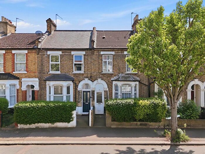 2 Bedroom Flat For Sale In Leslie Road, Leytonstone, E11