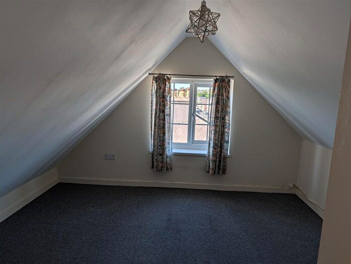 2 Bedroom Flat To Rent In Bush Street, Pembroke Dock, SA72