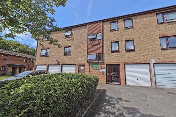 1 Bedroom Flat For Sale In Robins Close, Uxbridge, UB8