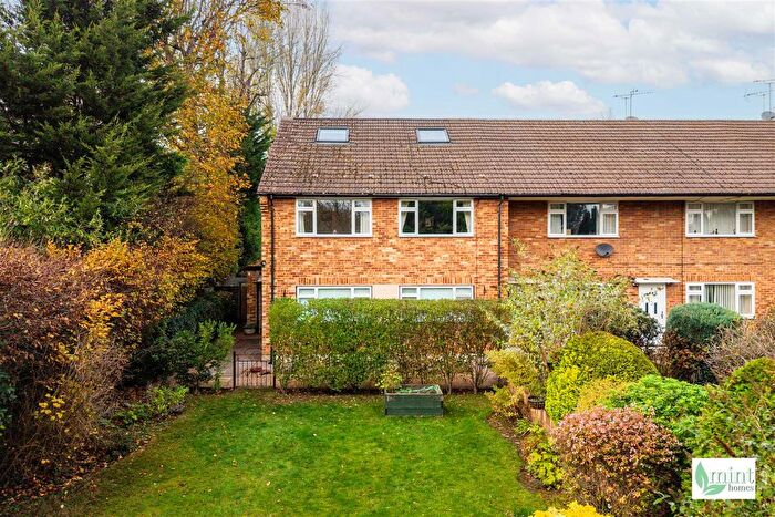 3 Bedroom Flat For Sale In Camphill Court, West Byfleet, KT14