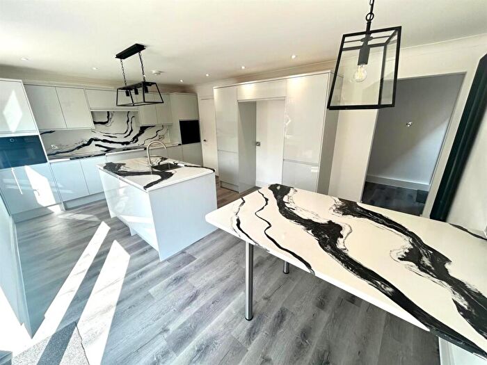 4 Bedroom Semi-Detached House To Rent In Pinecroft Gidea Park Romford, RM2