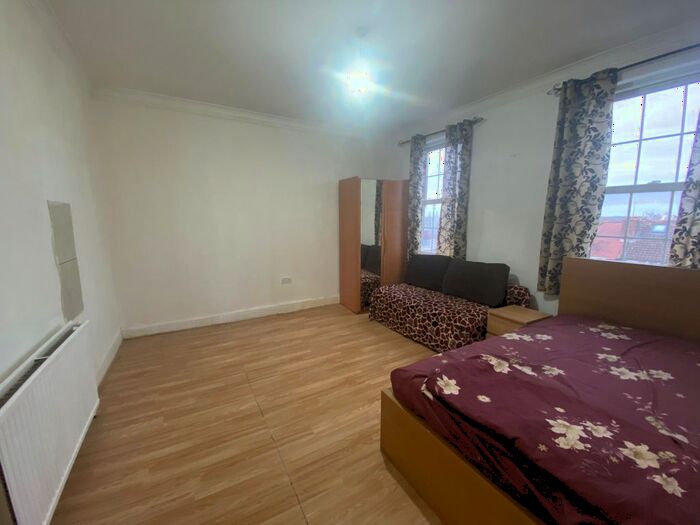 3 Bedroom Flat To Rent In Allenby Road, Southall, UB1