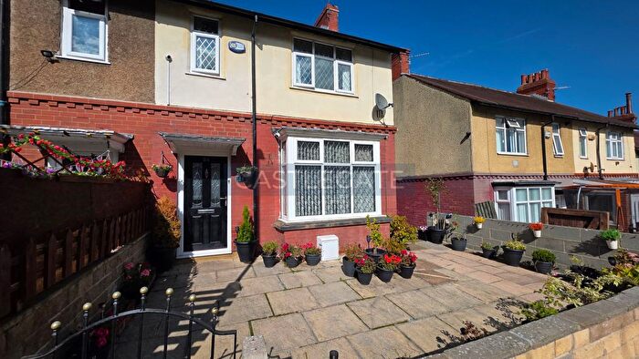 4 Bedroom Semi-Detached House For Sale In Lynndale Avenue, Huddersfield, West Yorkshire, HD2