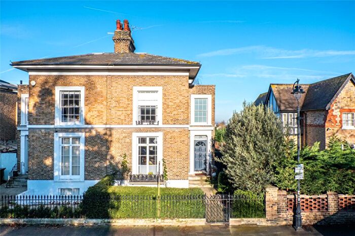 4 Bedroom Semi Detached House For Sale In Clarence Place, Gravesend, Kent, DA12