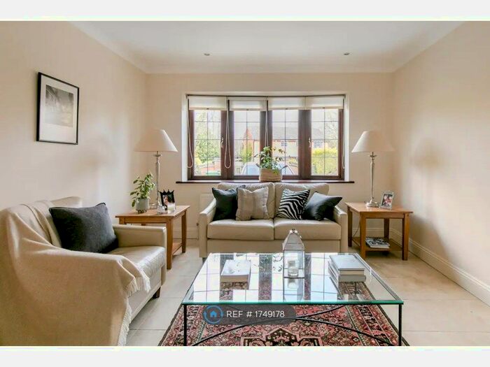 Studio To Rent In Chiltern Hills Road, Beaconsfield, HP9