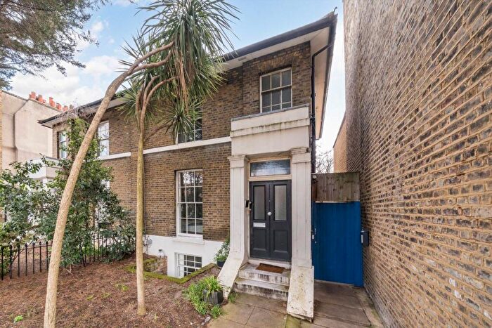 2 Bedroom Flat For Sale In Queensbridge Road, Hackney, E8