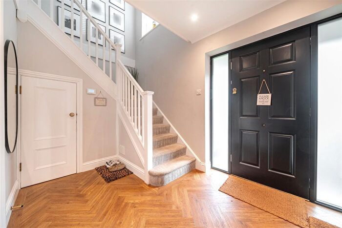5 Bedroom Detached House For Sale In Knowles Avenue Crowthorne, Berkshire, RG45