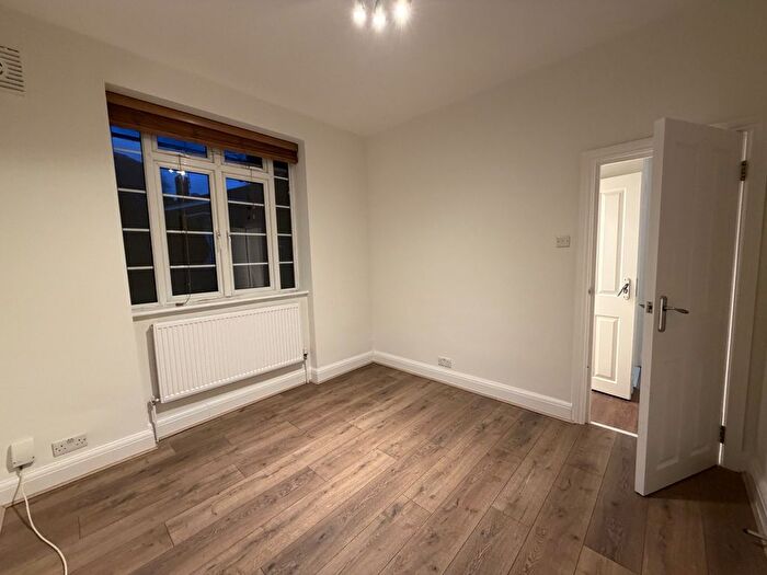 2 Bedroom Flat To Rent In Shirehall Lane, Brent Cross, NW4
