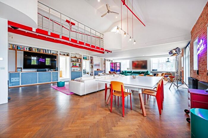 3 Bedroom Flat To Rent In Battersea High Street London, SW11