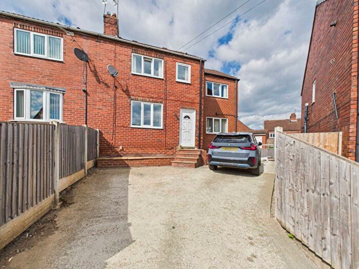 4 Bedroom Semi-Detached House To Rent In Kingsway, Pontefract, WF8