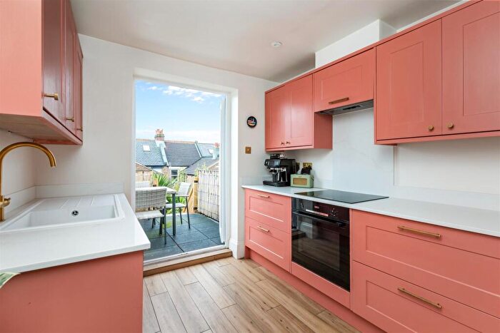 2 Bedroom Maisonette For Sale In Hythe Road, Fiveways, Brighton, BN1