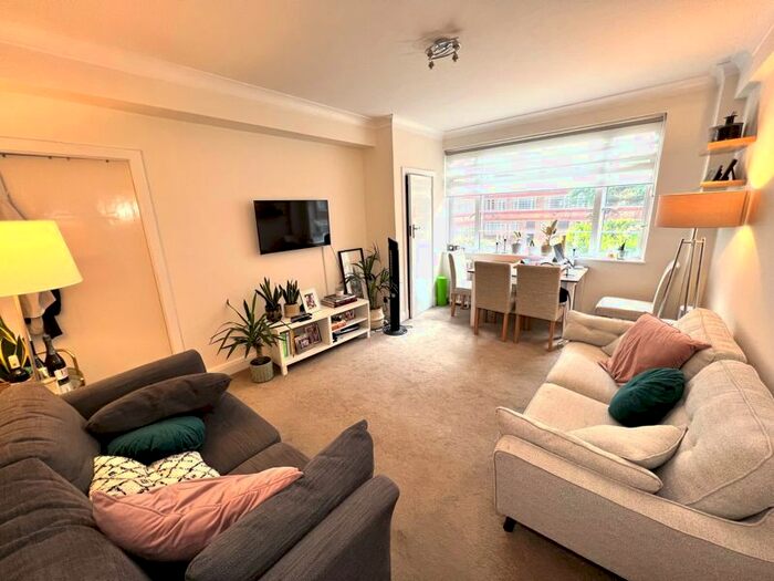 2 Bedroom Flat To Rent In Balham High Road, London, SW17