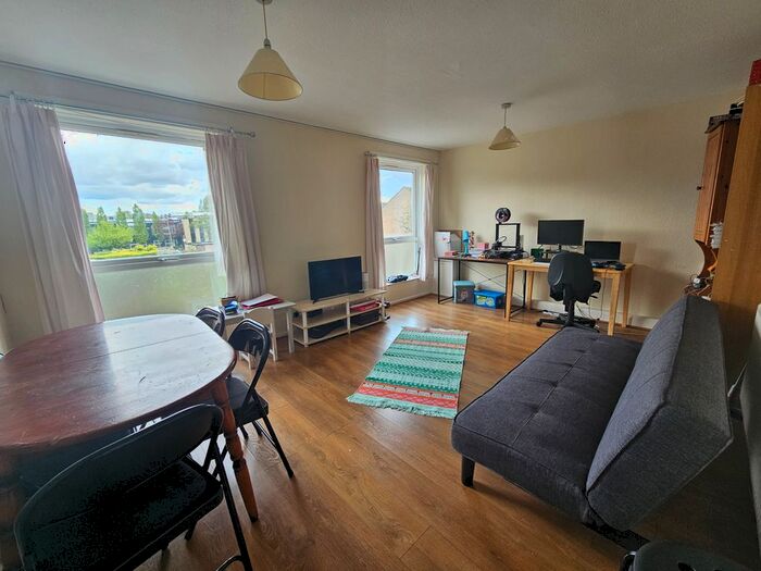 3 Bedroom Flat To Rent In Hanford Close, London, SW18