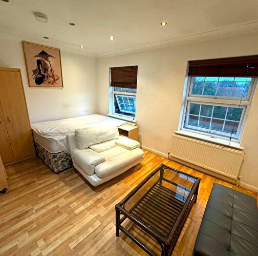 Studio To Rent In Guildown Avenue, London, N12