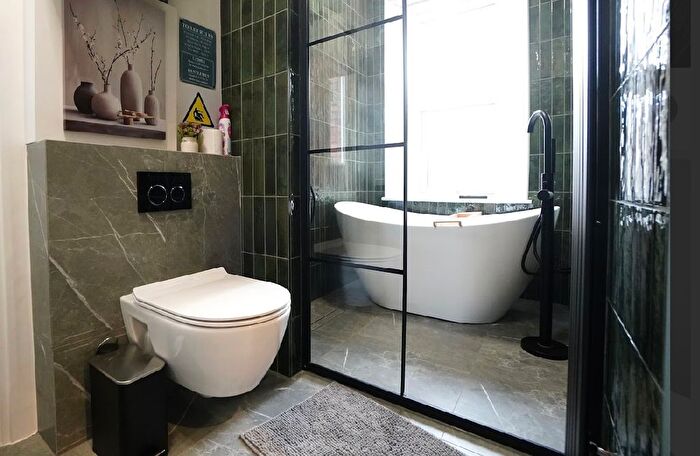 2 Bedroom Flat For Sale In Cricklewood Lane, London, NW2