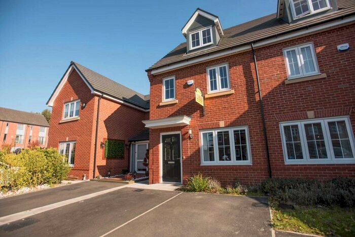 3 Bedroom Semi-Detached House To Rent In Racecourse Way, Salford, M7