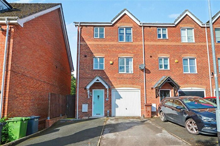 3 Bedroom End Of Terrace House For Sale In Redbarn Close, Leeds, West Yorkshire, LS10
