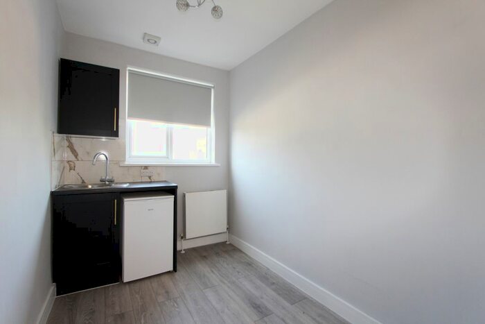 Studio To Rent In Woodville Gardens, London, NW11